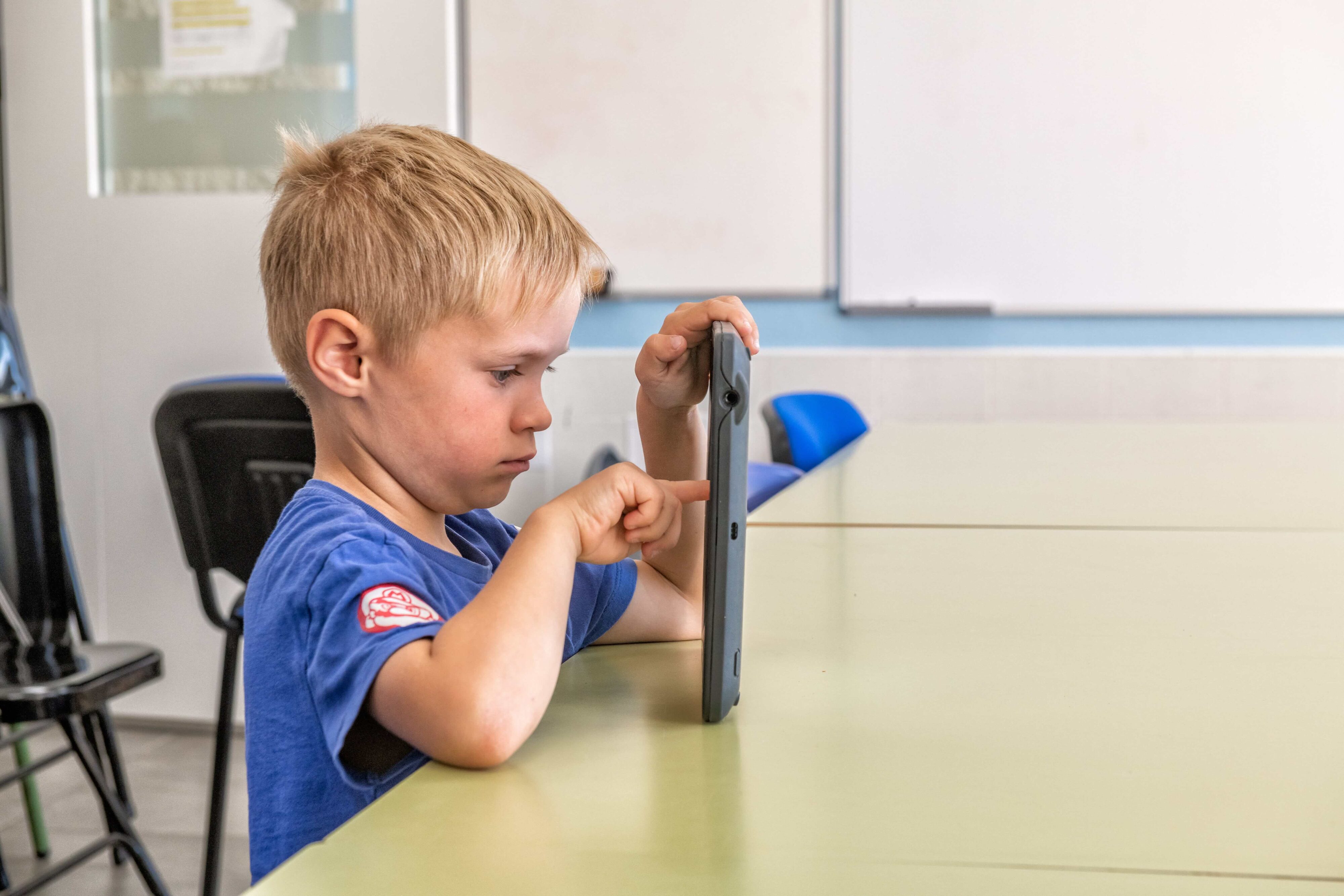 Ung skoleelev som jobber på en iMal