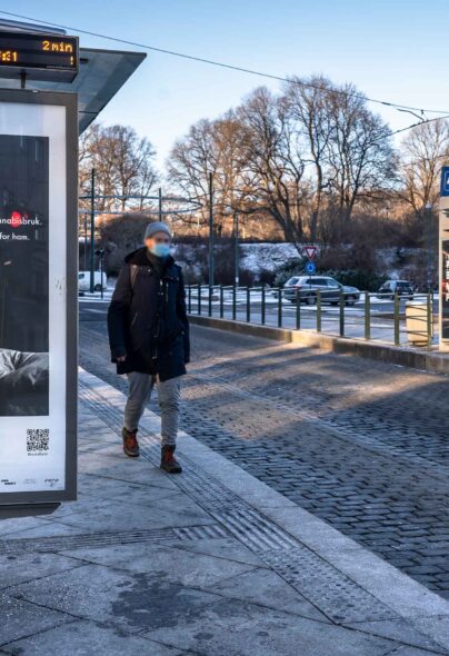 «Straff skader» plakat på offentlig sted