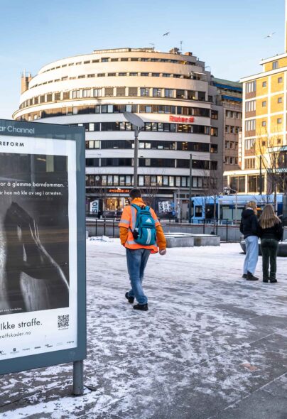 «Straff skader» plakat på offentlig sted
