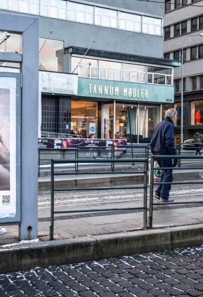 «Straff skader» plakat på offentlig sted