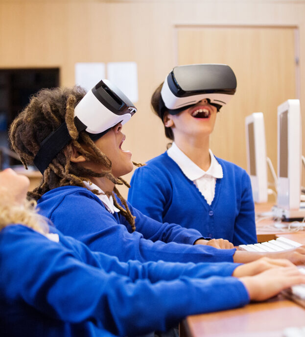 Barn som leker med VR-briller