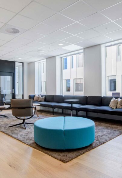 Moderne oppholdsrom med sofa og puff hos Asker Tek