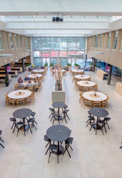 Stor, luftig og moderne kantine hos Asker Tek
