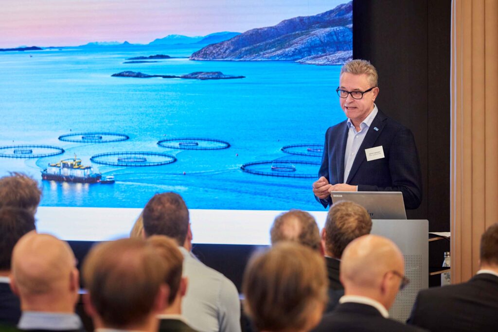 Fiskeri- og sjømatminister Odd Emil Ingebrigtsen holder foredrag under Ferds sjømatdag.