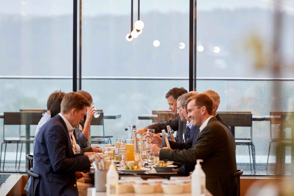 Spennende diskusjoner blant deltakerene over matbordet under Sjømatdagen 30. september 2021