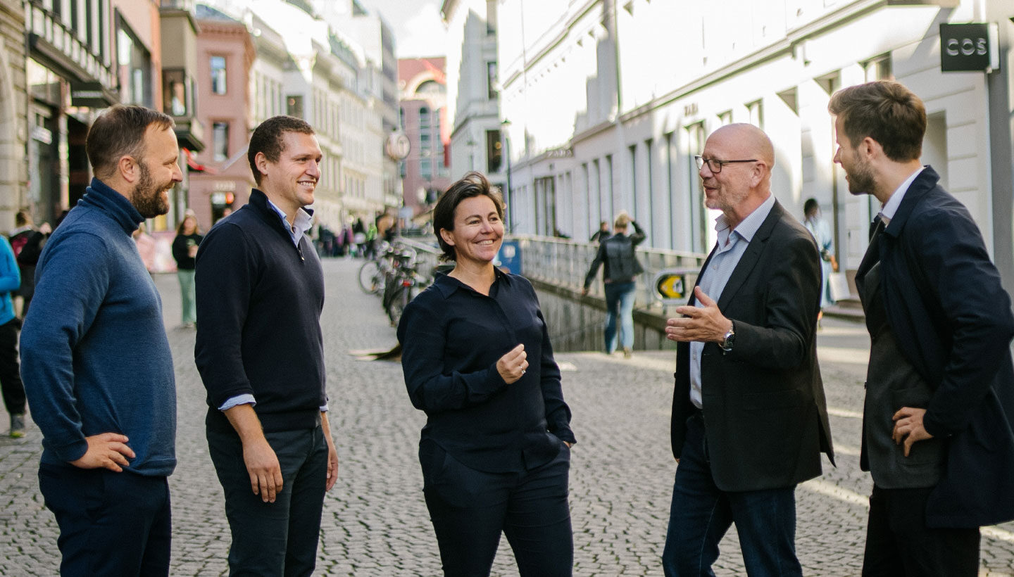 Fra venstre står Sindre Beyer (TRY), Alexander Sveen Togba (Ferd), Rikke Reinemo (Ferd), Kjetil Try (TRY) og Erik Theodor Jakobsen (Ferd) å snakker sammen utendørs i Oslo sentrum.
