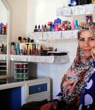Bilde av syrisk kvinne som driver egen beauty salong - velopment Impact Bond (DIB)