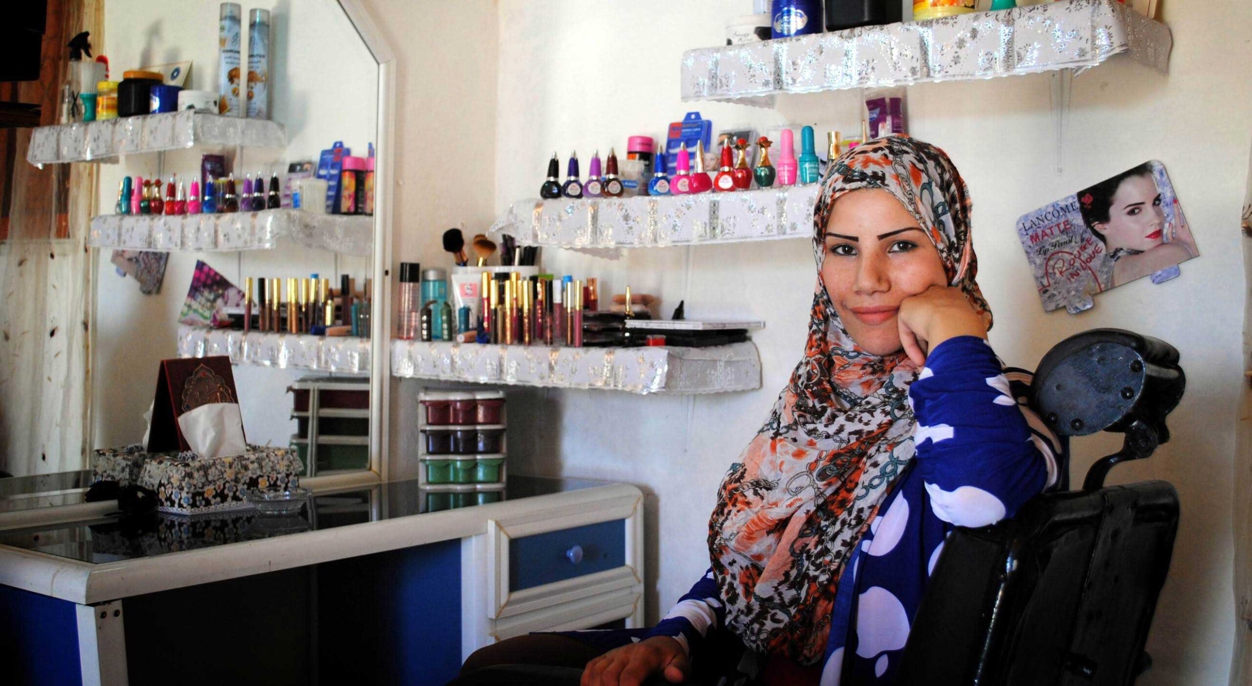 Bilde av syrisk kvinne som driver egen beauty salong - velopment Impact Bond (DIB)