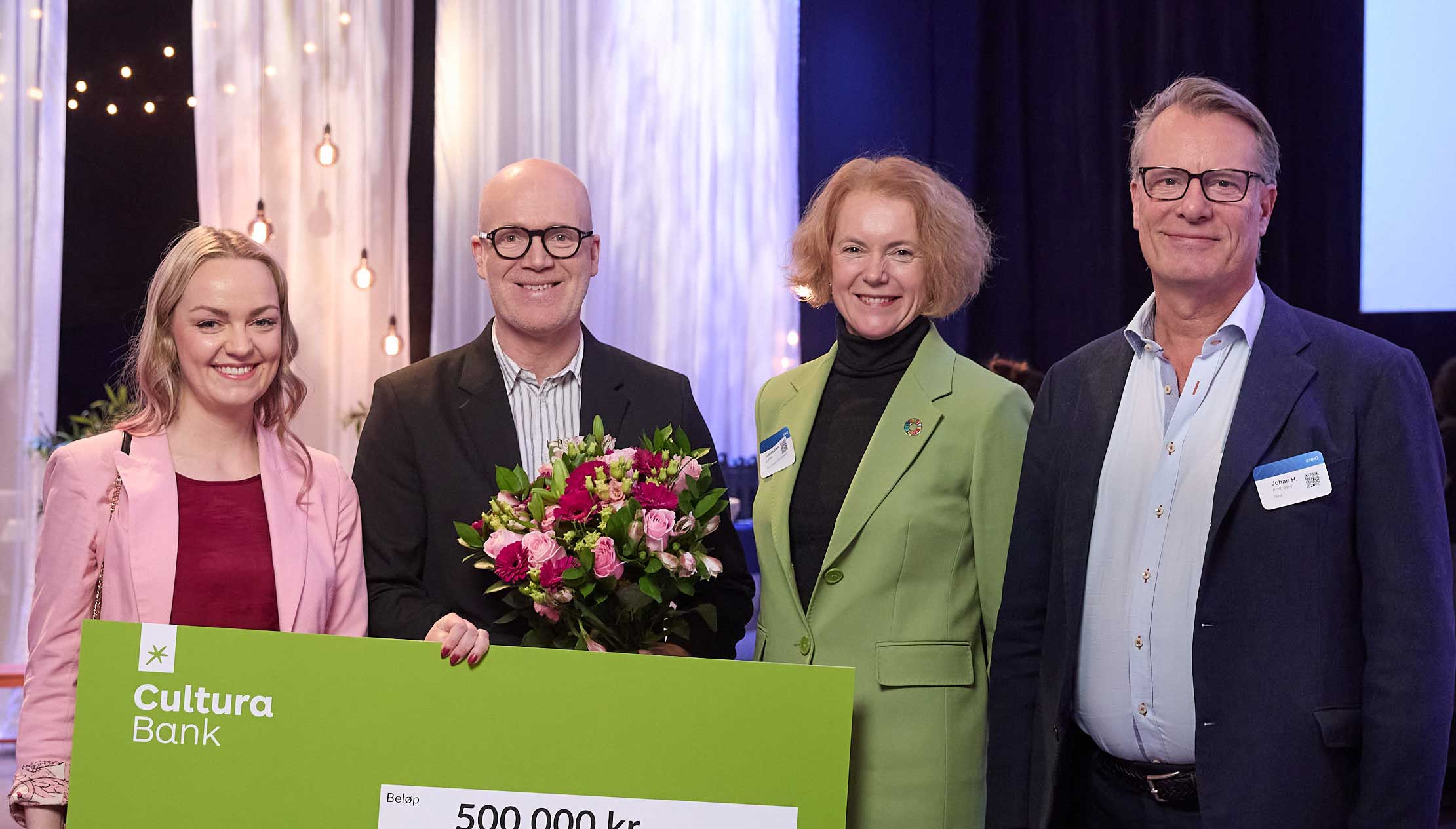 Bilde av aglig leder i JobLoop, Sina Erichsen (til venstre) og kollega Bosse Litsheim sammen med direktør i Ferd Sosiale Entreprenører, Katinka Greve Leiner og Ferd-eier og juryleder Johan H. Andresen. Forfatter: Ferd, ved Anniken Grundt Foto: Sveinung Bråthen