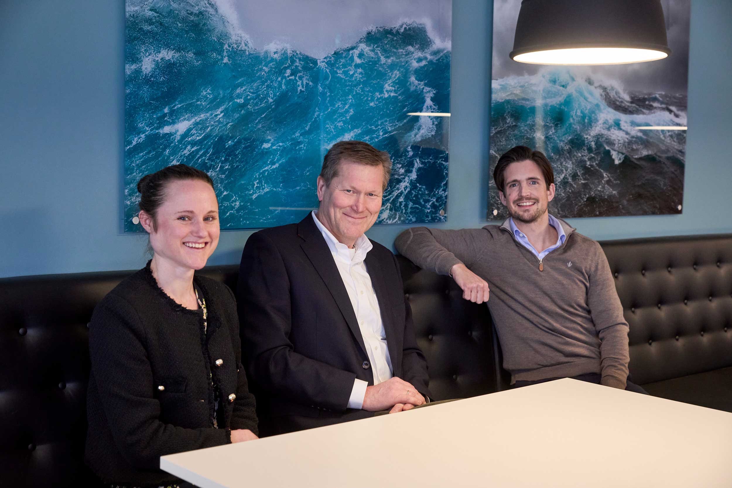 Bilde av Norteks Finn Ivar Marum, her mellom Gustav Martinsen og Saskia Sterud fra Ferd. Foto: Sveinung Bråthen