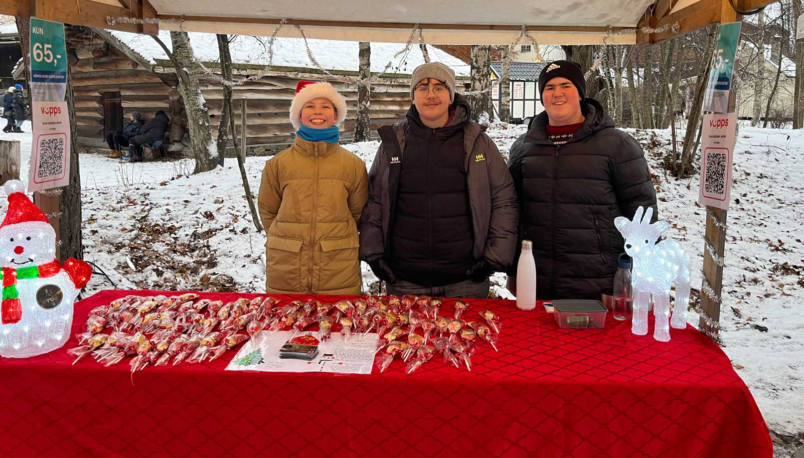 Bilde av André (til venstre), Noah og Jacob som selger kjærligheter på julemarked på Folkemuseet. 