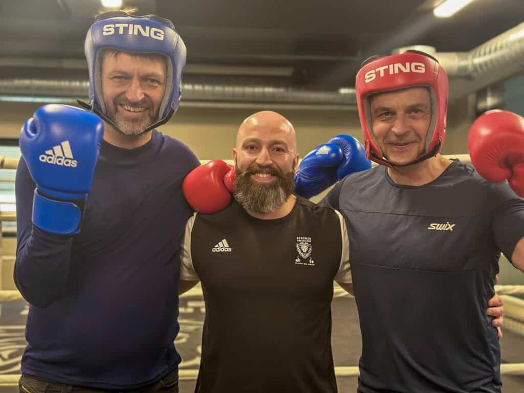 Møttes i ringen: Ferds konsernsjef Morten Borge og byrådsleder Eirik Lae Solberg tok turen til Stovner Bokseklubb.