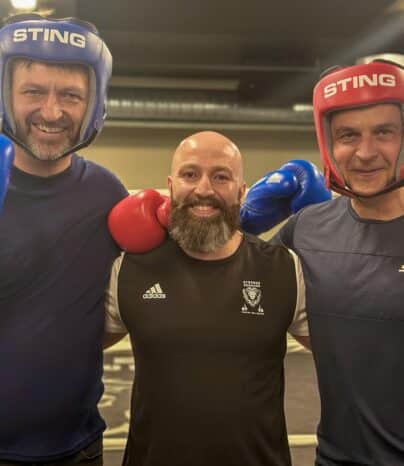 Møttes i ringen: Ferds konsernsjef Morten Borge og byrådsleder Eirik Lae Solberg tok turen til Stovner Bokseklubb.