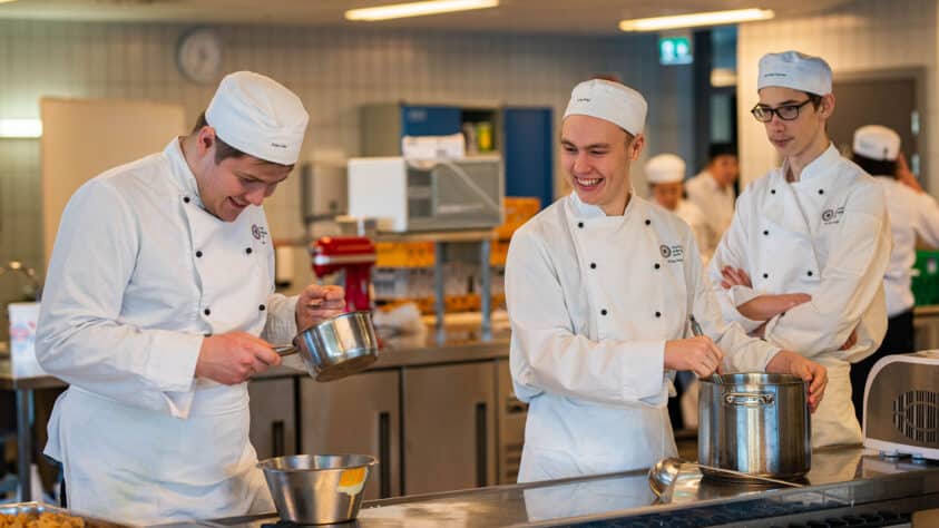 Lærlinger i kokkefaget bruker KLAR-appen for å lære fagspråk. Appen er utviklet av et av Ferd Sosiale Entreprenørers porteføljeselskaper. Foto: Karina Lange
