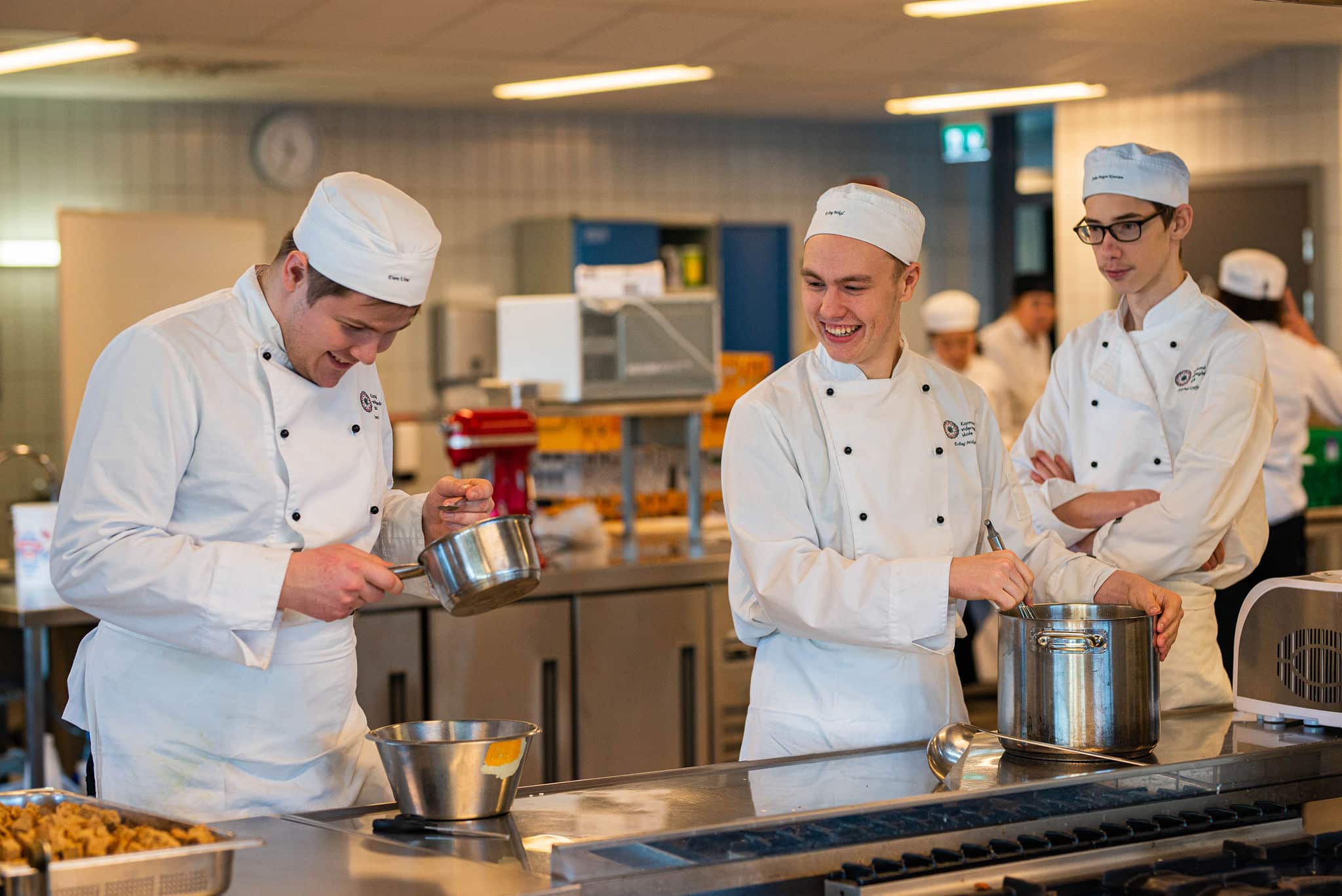 Lærlinger i kokkefaget bruker KLAR-appen for å lære fagspråk. KLAR er et av Ferd Sosiale Entreprenørers porteføljeselskaper. Foto: Karina Lange